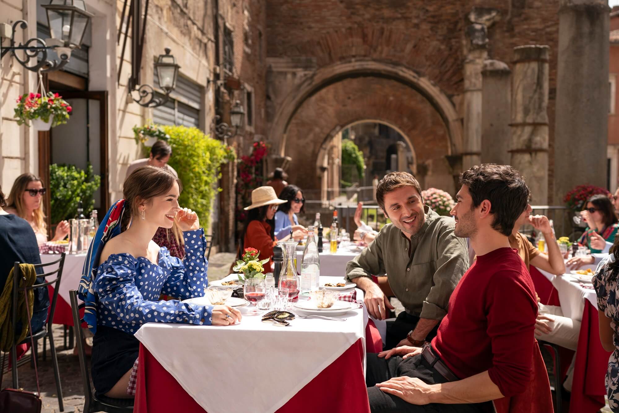 Emily in Paris. Lily Collins, Flavio Furno e Eugenio Franceschini