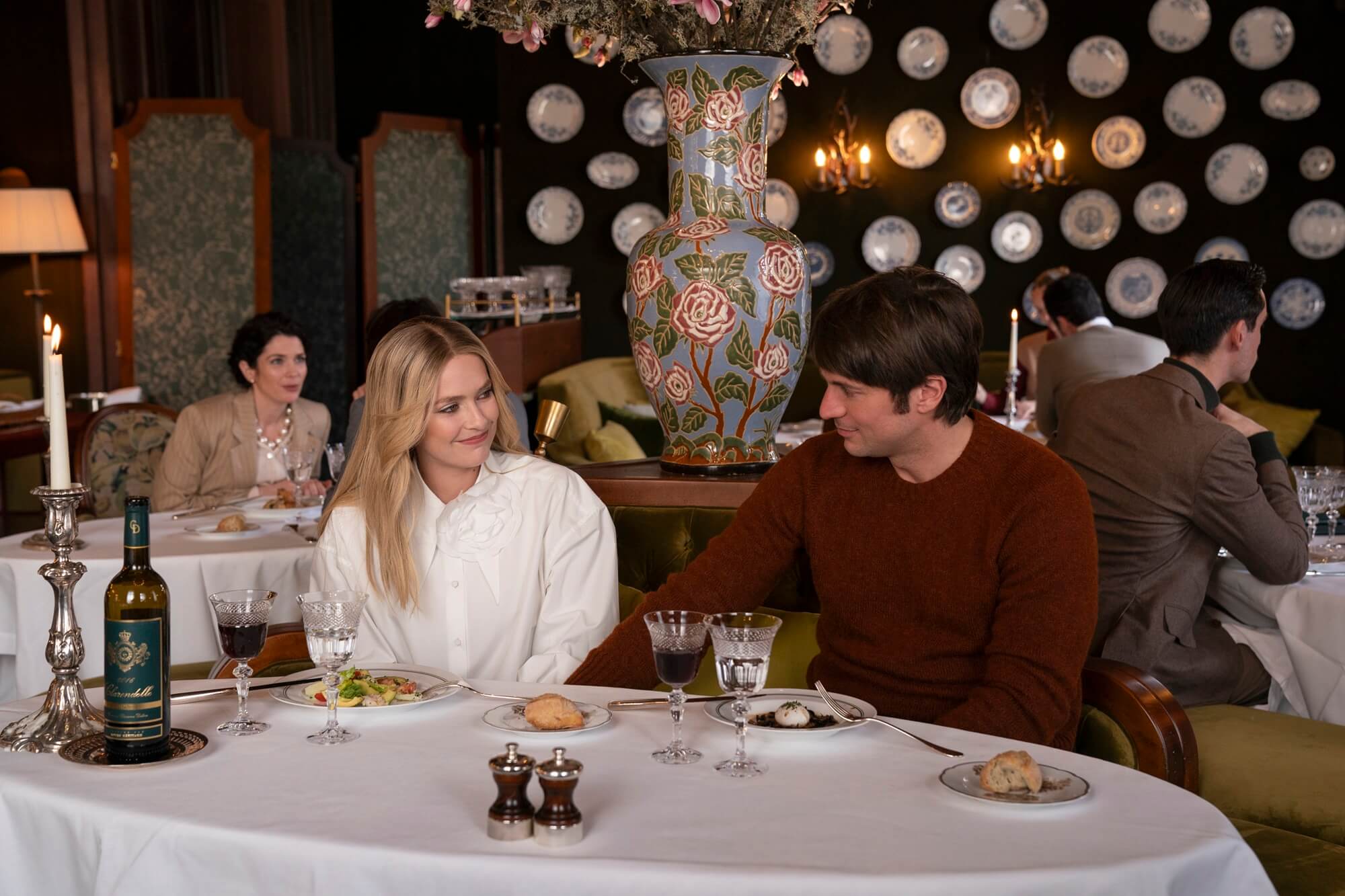 Emily in Paris. Camille Razat e Lucas Bravo