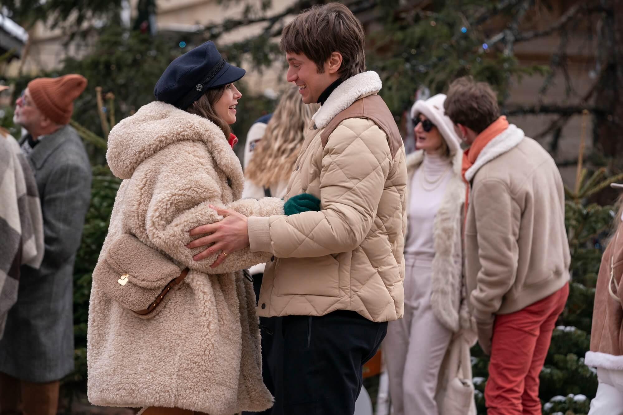 Emily in Paris. Lily Collins e Lucas Bravo
