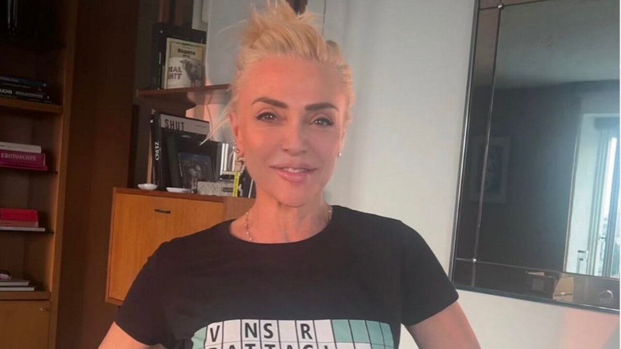 Paola Barale bisessuale? La showgirl rompe il silenzio: “Potrei innamorarmi di una donna, ma…”