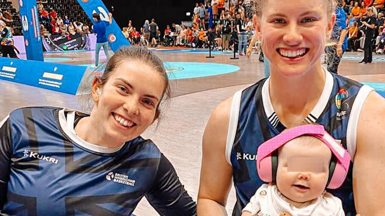 Paralimpiadi 2024, Robyn Love e Laurie Williams sono la coppia olimpica di Parigi - Paralimpiadi 2024 Robyn Love e Laurie Williams sono la coppia doro di Parigi 1 - Gay.it