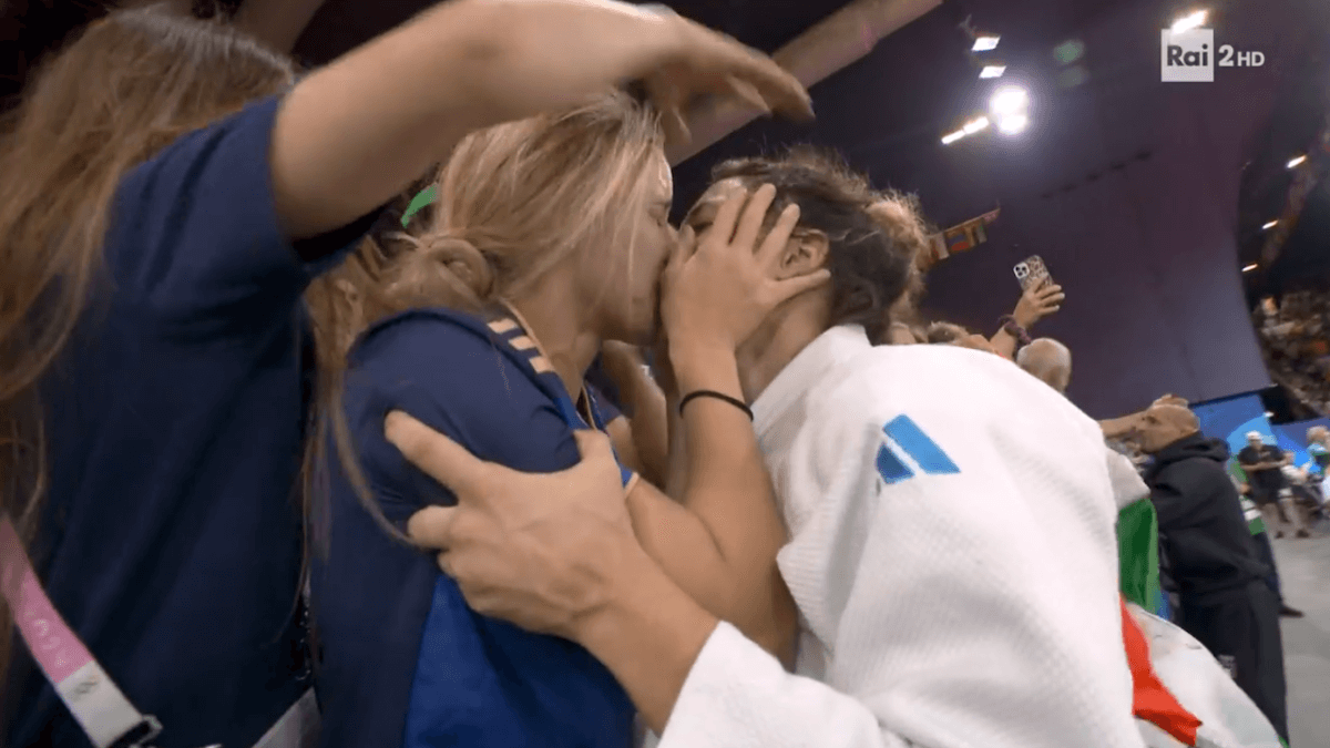 Parigi 2024, Alice Bellandi vince l’oro nel Judo e corre a baciare la fidanzata davanti a Giorgia Meloni (VIDEO)