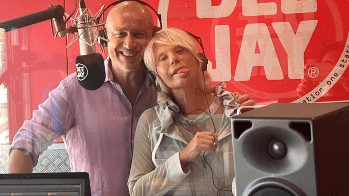 Maria De Filippi come non l’abbiamo mai vista: le foto del suo intervento a Radio Deejay