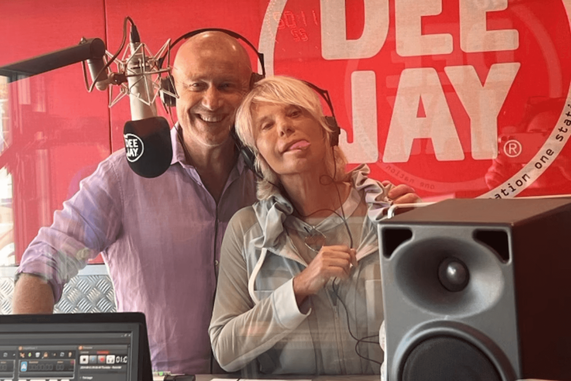 Maria De Filippi come non l’abbiamo mai vista: le foto del suo intervento a Radio Deejay