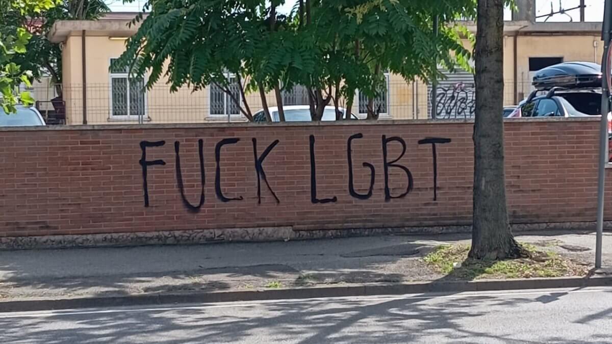 Treviso, scritte omofobe in città: “E poi ci chiedono a cosa servano i Pride, dicendoci che l’omofobia è superata”