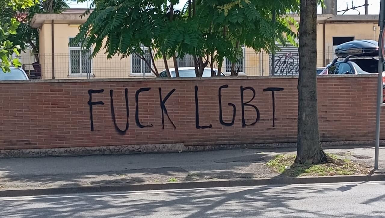 Treviso, scritte omofobe in città: “E poi ci chiedono a cosa servano i Pride, dicendoci che l’omofobia è superata”