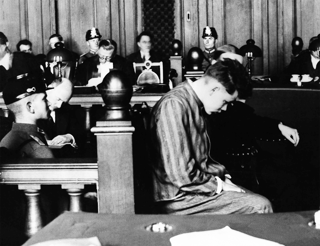 Durante il processo per l'incendio del Reichstag nel 1933, Van der Lubbe apparve passivo, piegato dai sedativi che - secondo alcuni storici - gli venivano somministrati attraverso pasti confezionati appositamente per lui.