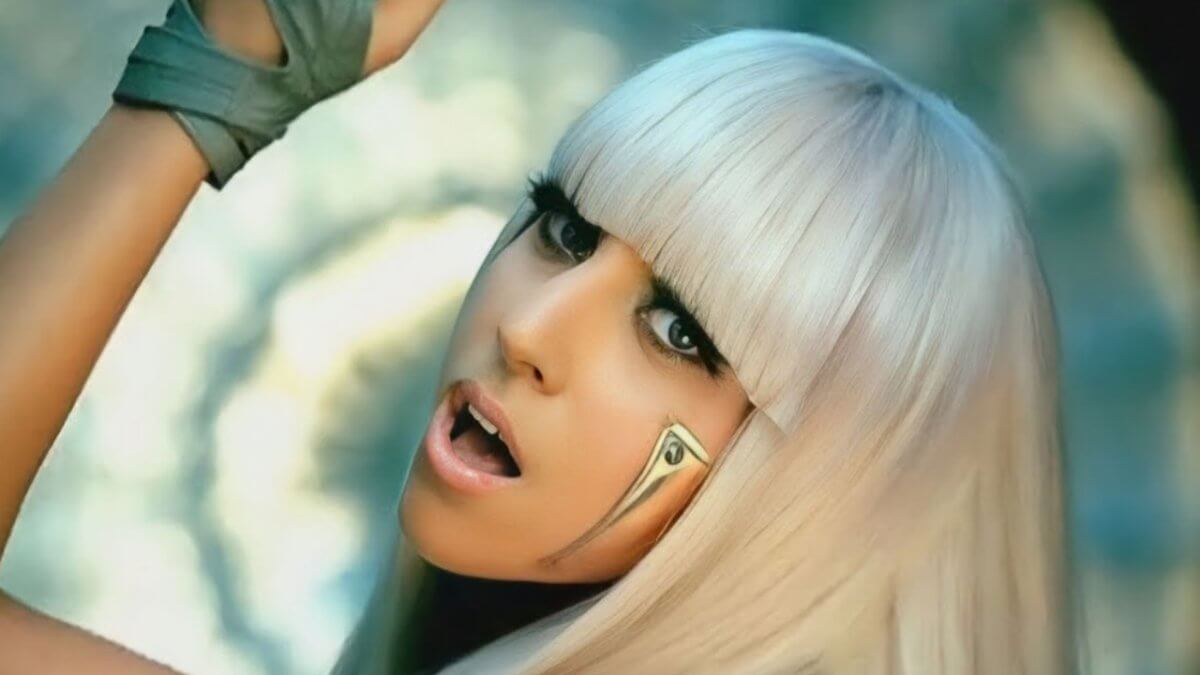 “Poker Face” è la “pazza idea” (queer) di Lady Gaga: l’aneddoto sulla hit che compie 16 anni