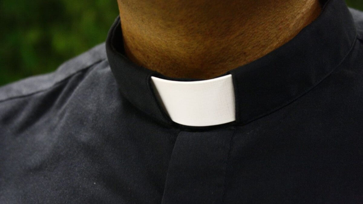 “Avere l’HIV non è un reato”: la narrativa stigmatizzante attorno al caso di padre Andrea Melis