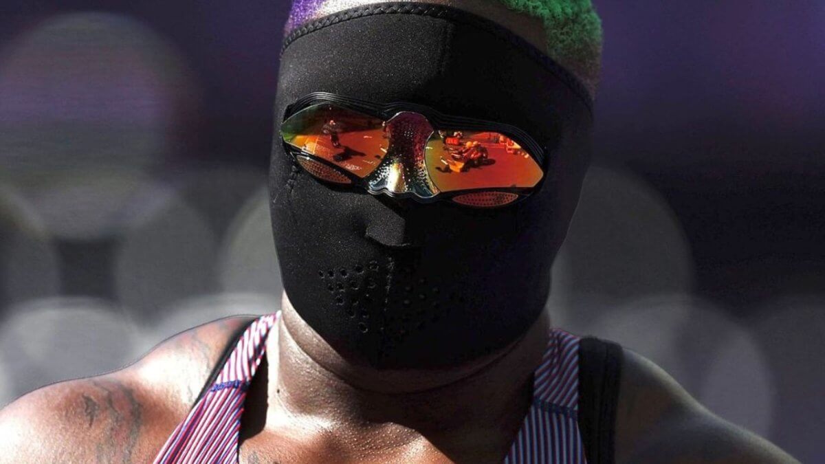 Chi è Raven “Hulk” Saunders, l* lanciator* non binary USA che domina la pedana con occhiali da sole e passamontagna
