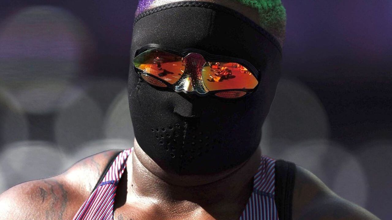 Chi è Raven “Hulk” Saunders, l* lanciator* non binary USA che domina la pedana con occhiali da sole e passamontagna