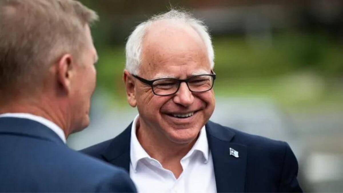 Kamala Harris sceglie Tim Walz come vicepresidente, chi é il governatore progressista e pro-LGBTQIA?