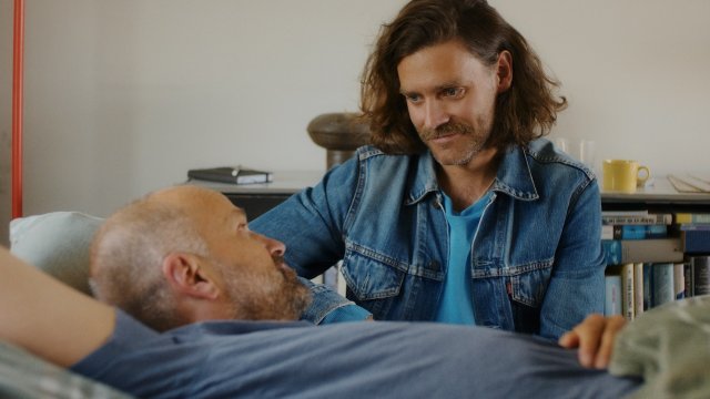Love, a Venezia il film che non si conforma alle norme e alle convenzioni sociali che regolano le relazioni - 02 KJH Tayo C Jacobsen Lars Jacob Holmc motlys K1 - Gay.it