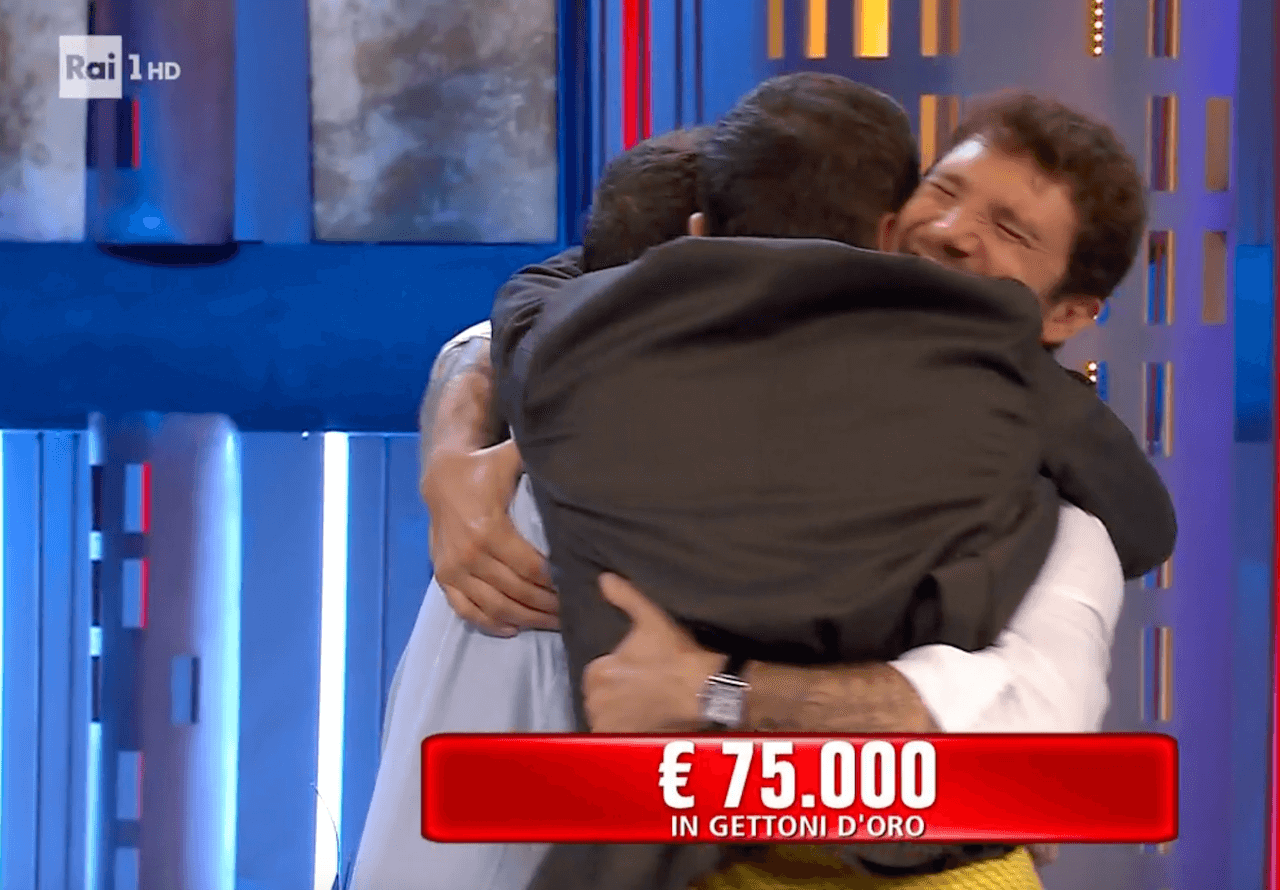 Affari Tuoi: Domingo e Fabio 2a coppia gay in gara di sempre, vincono 75.000 euro - Affari Tuoi Domingo e Fabio 1 - Gay.it
