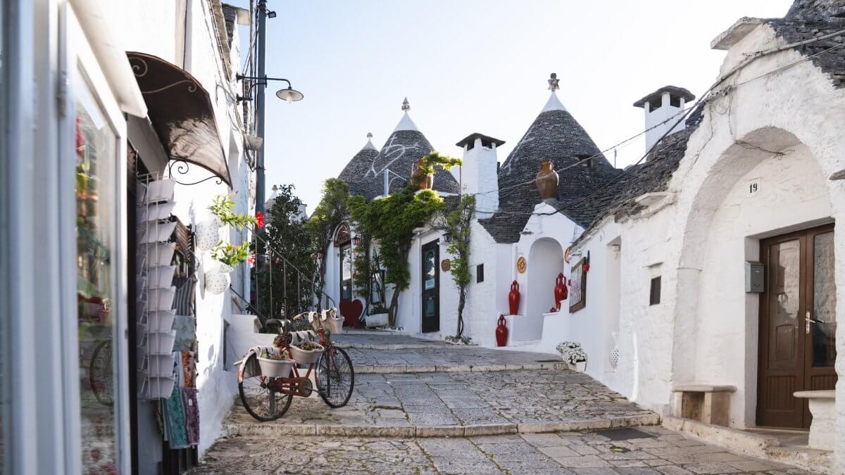 Puglia, echi di eternità: itinerari alla scoperta di una terra millenaria - Alberobello ph Marco Barretta - Gay.it
