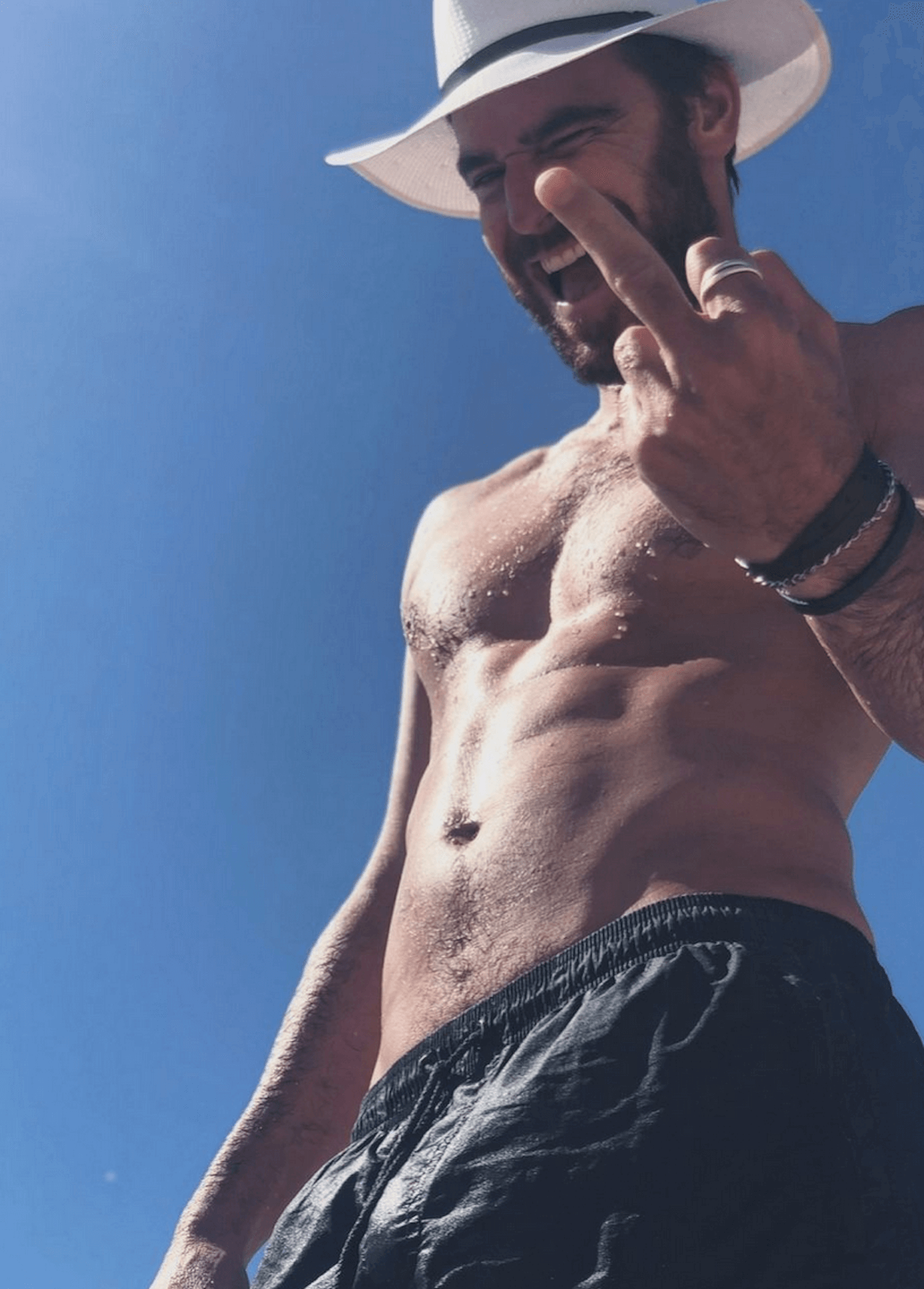 Respira, non solo Manu Rios. Ecco tutti gli attori della nuova serie ideata dal creatore di Elite - Alfonso Bassave - Gay.it