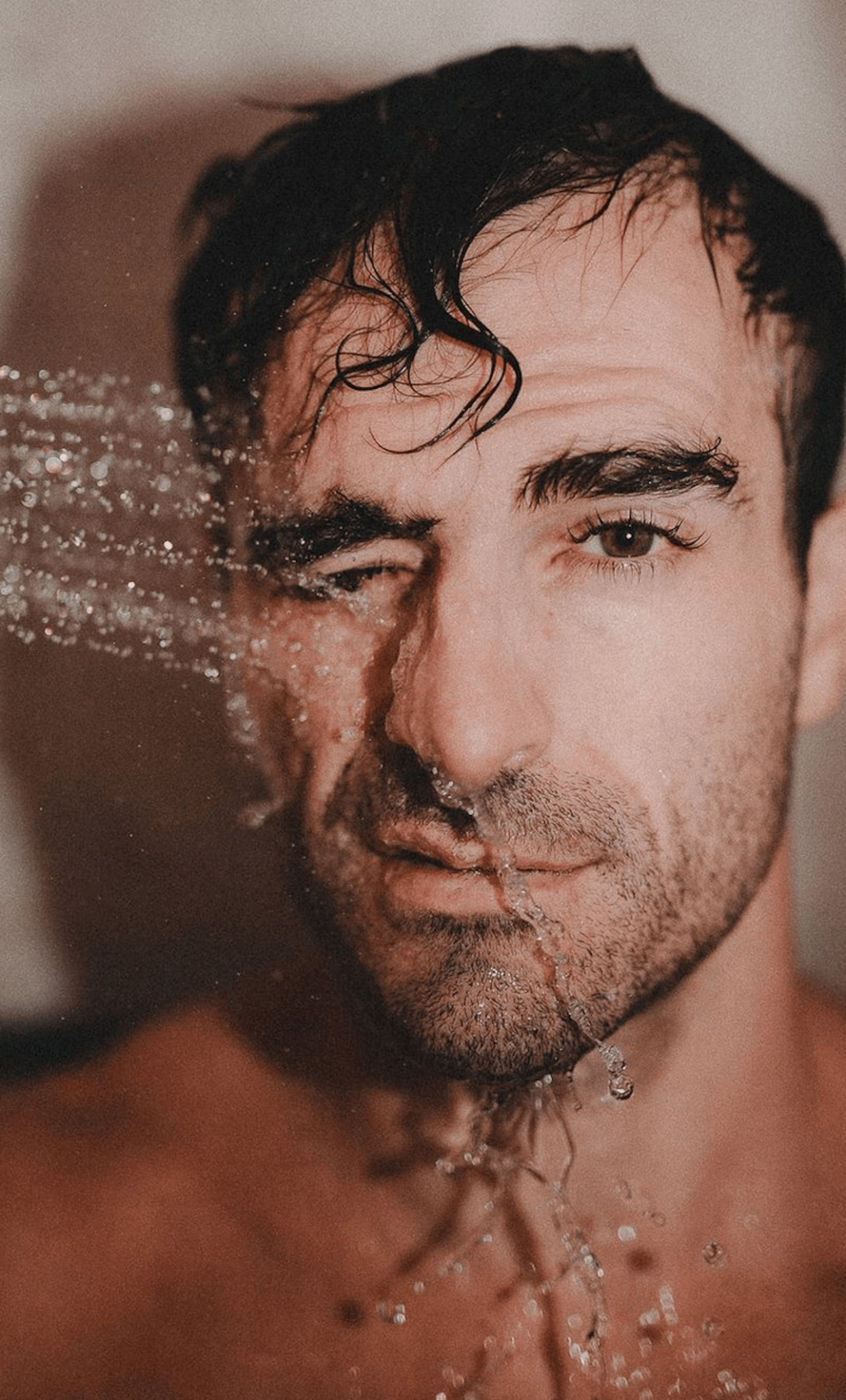 Respira, non solo Manu Rios. Ecco tutti gli attori della nuova serie ideata dal creatore di Elite - Borja Luna 2 - Gay.it