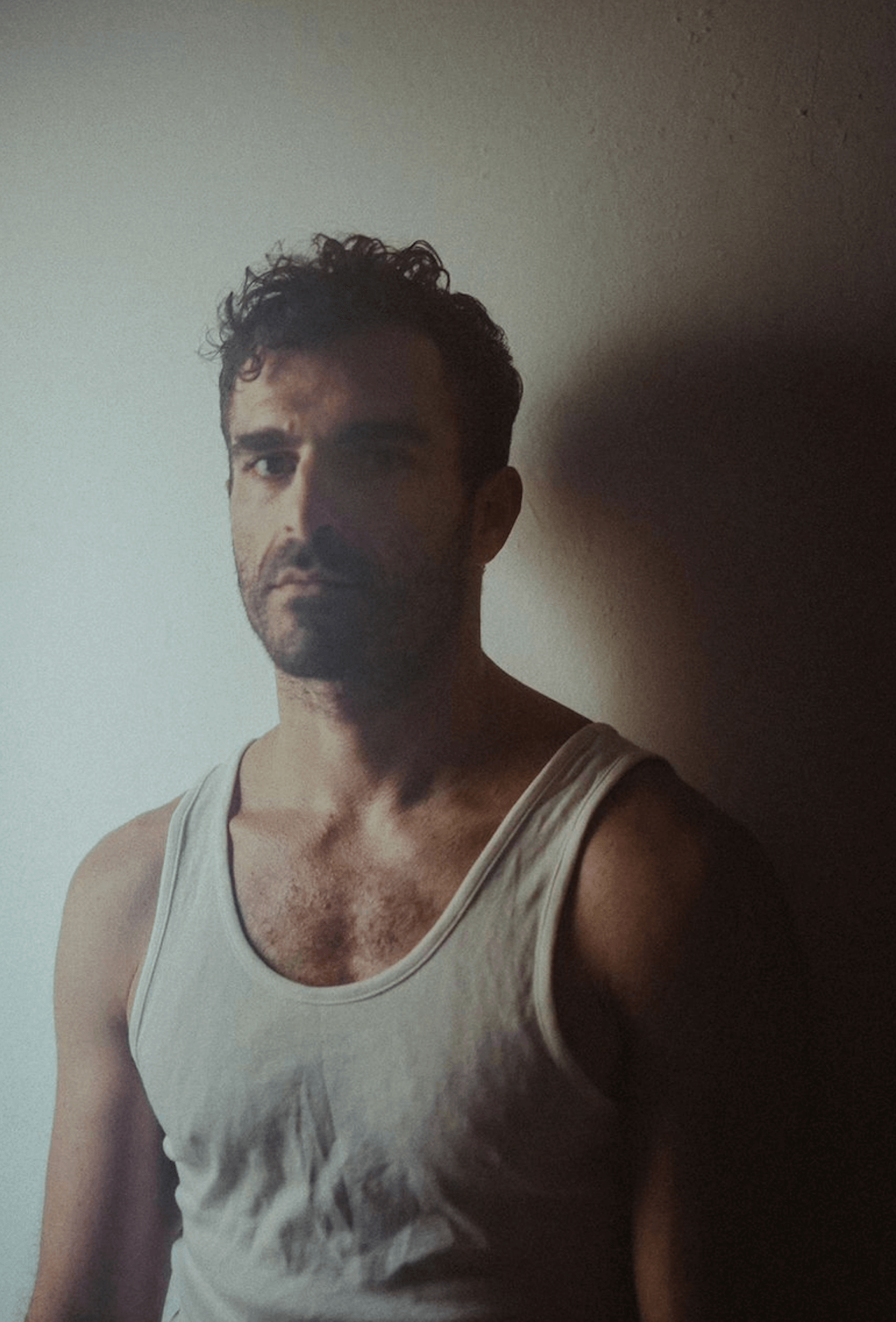 Respira, non solo Manu Rios. Ecco tutti gli attori della nuova serie ideata dal creatore di Elite - Borja Luna - Gay.it