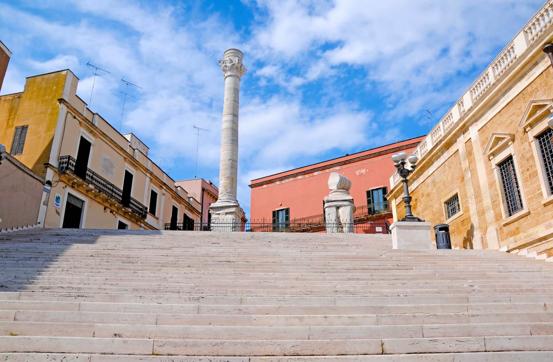 Puglia, echi di eternità: itinerari alla scoperta di una terra millenaria - Brindisi Colonne trminali della Via Appia ph Mirabilia Sistemi - Gay.it