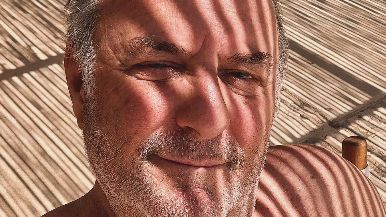 Gerry Scotti dice di essere amato “dai gay” per farsi amare da Piersilvio Berlusconi?