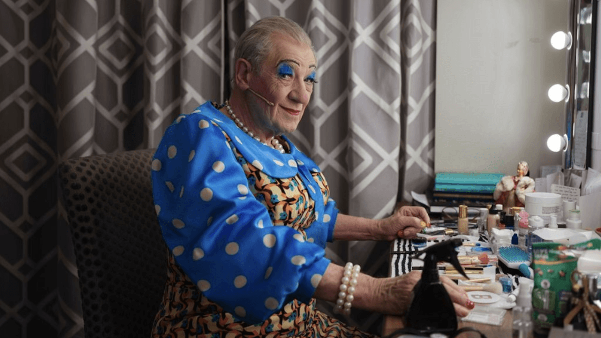 Ian McKellen e l’omofobia interiorizzata: “I registi più crudeli con cui ho lavorato erano gay” (VIDEO)