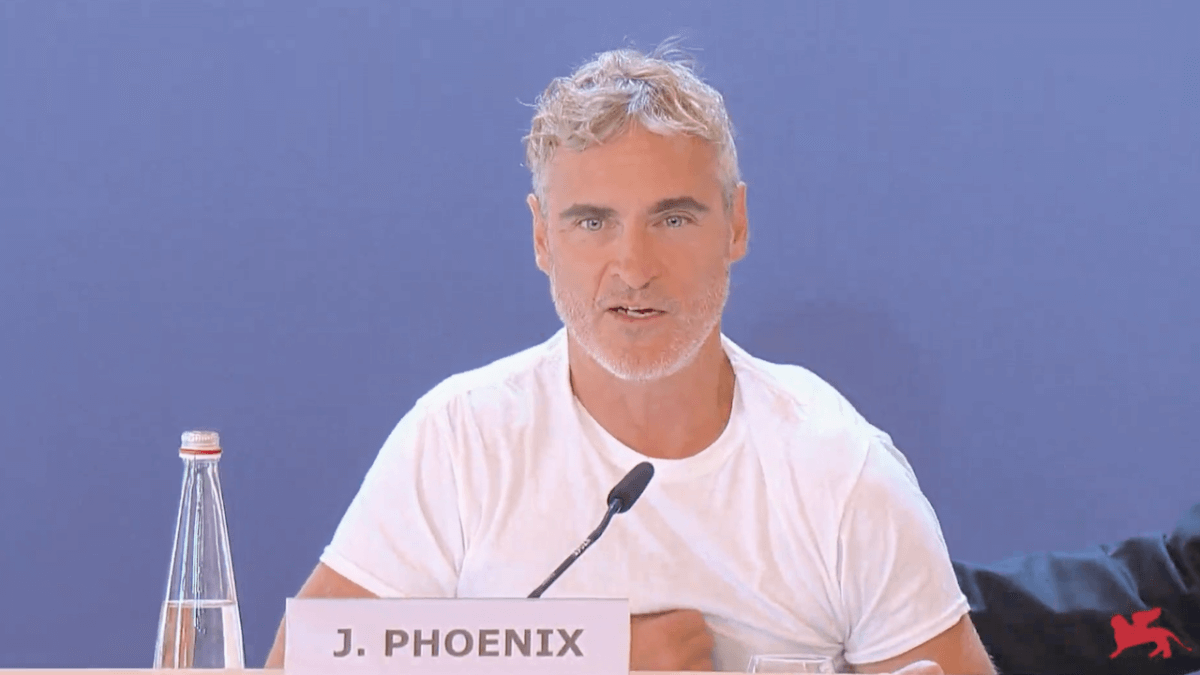 Joaquin Phoenix e l’addio choc al film queer di Todd Haynes, la replica dell’attore a Venezia 81 (VIDEO)