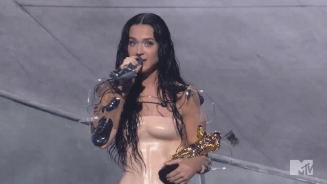 Katy Perry ringrazia la comunità LGBTQ+ "senza la quale non sarei qui" nel suo discorso ai VMA 2024 (VIDEO) - Katy Perry - Gay.it