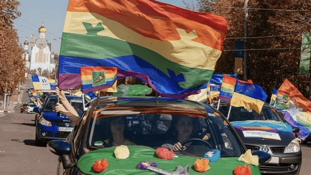 Ucraina, Kharkiv Pride 2024, decine di persone queer sfilano sotto le bombe vicino al confine russo (FOTO) - Kharkiv Pride decine di persone queer sfilano sotto le bombe vicino al confine russo - Gay.it