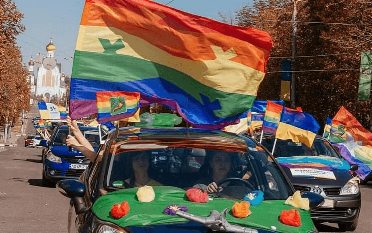 Ucraina, Kharkiv Pride 2024, decine di persone queer sfilano sotto le bombe vicino al confine russo (FOTO)
