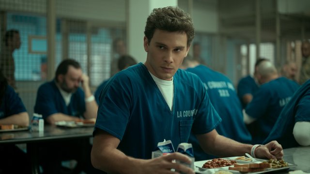 Monsters, Cooper Koch crede ai fratelli Menendez: "Sono brave persone. L'incesto non c'è stato. Meritano un nuovo processo" - MONSTERS 203 Unit 01992RC - Gay.it