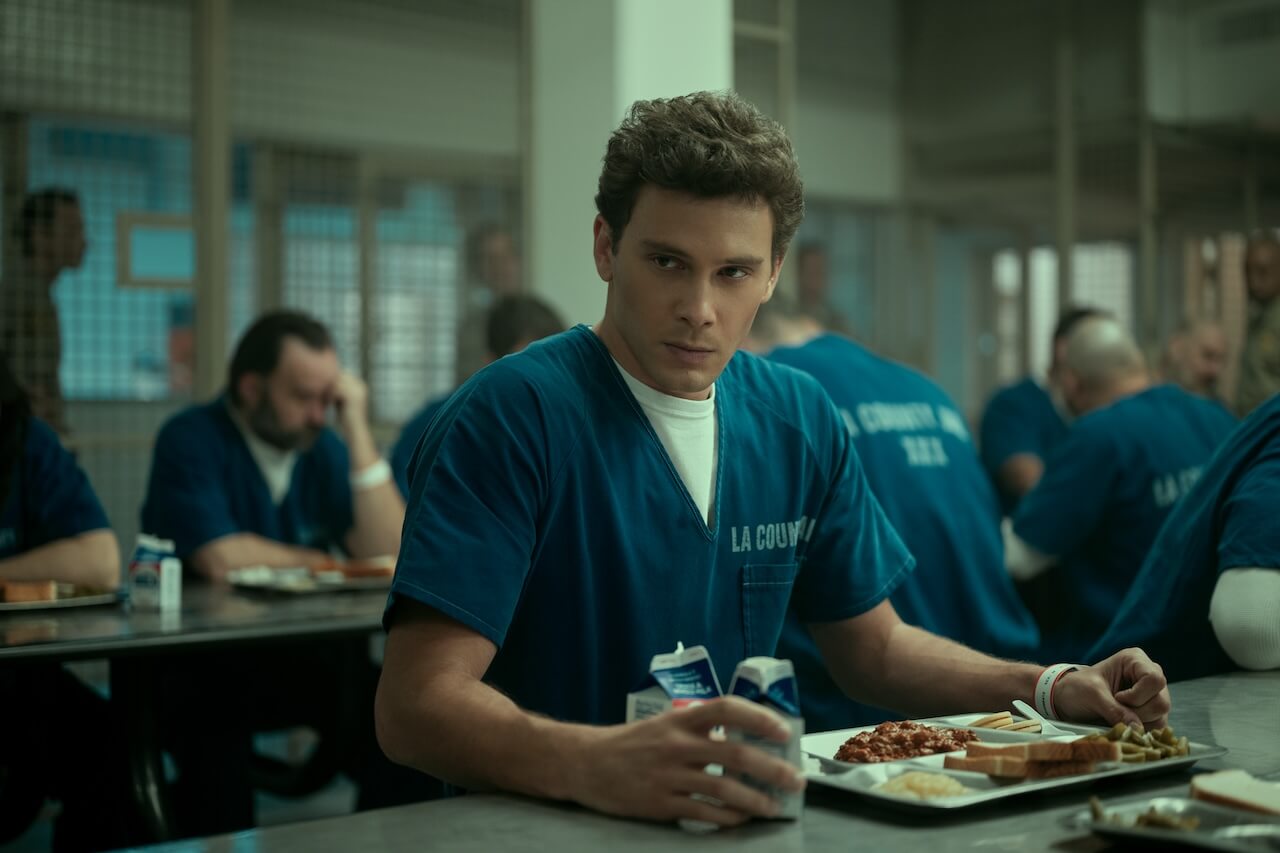 Monsters, Ryan Murphy accusato di aver sessualizzato la relazione tra i due fratelli Menendez: "Porno fetish incestuoso" - MONSTERS 203 Unit 01992RC - Gay.it