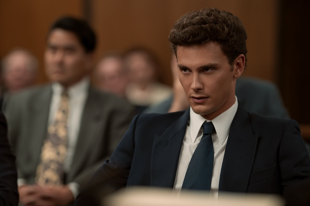 Monsters, Cooper Koch crede ai fratelli Menendez: "Sono brave persone. L'incesto non c'è stato. Meritano un nuovo processo" - MONSTERS 207 Unit 03506RC - Gay.it