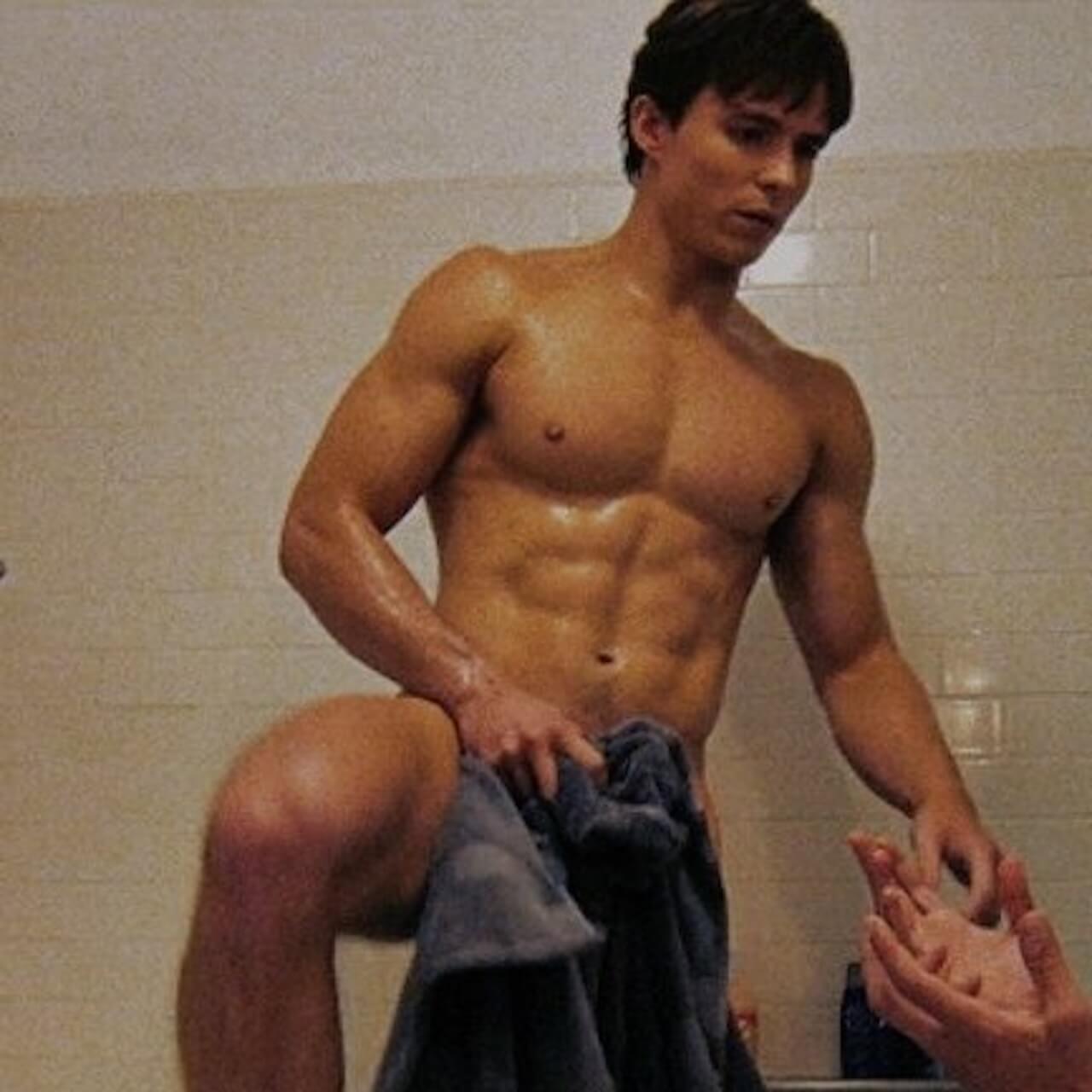 Monsters, tutte le scene di nudo ed esplicite: voyerismo o scelta necessaria? - Monsters Lyle nudo - Gay.it
