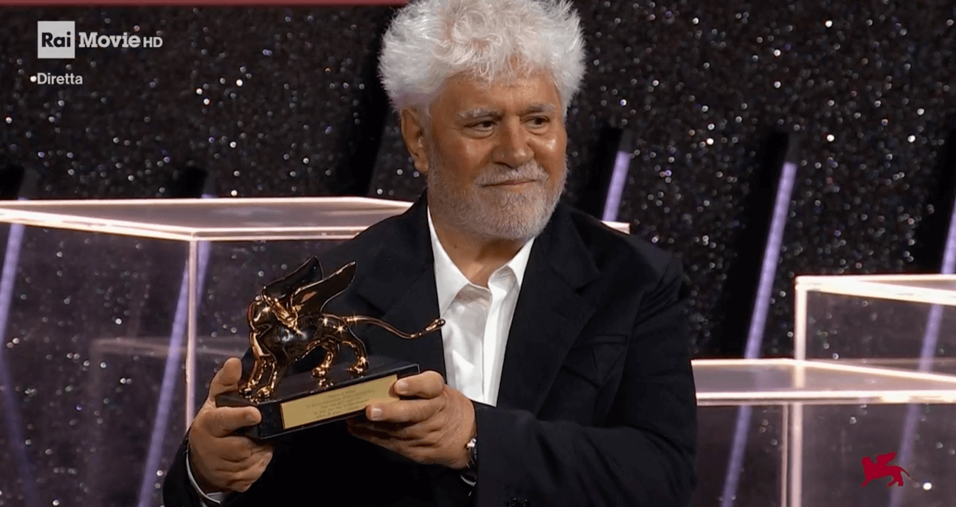 Pedro Almodovar: "La destra è tornata a mostrare il suo volto, orrendo, oscuro, feroce. A rischio le libertà conquistate" - Pedro Almodovar 1 - Gay.it