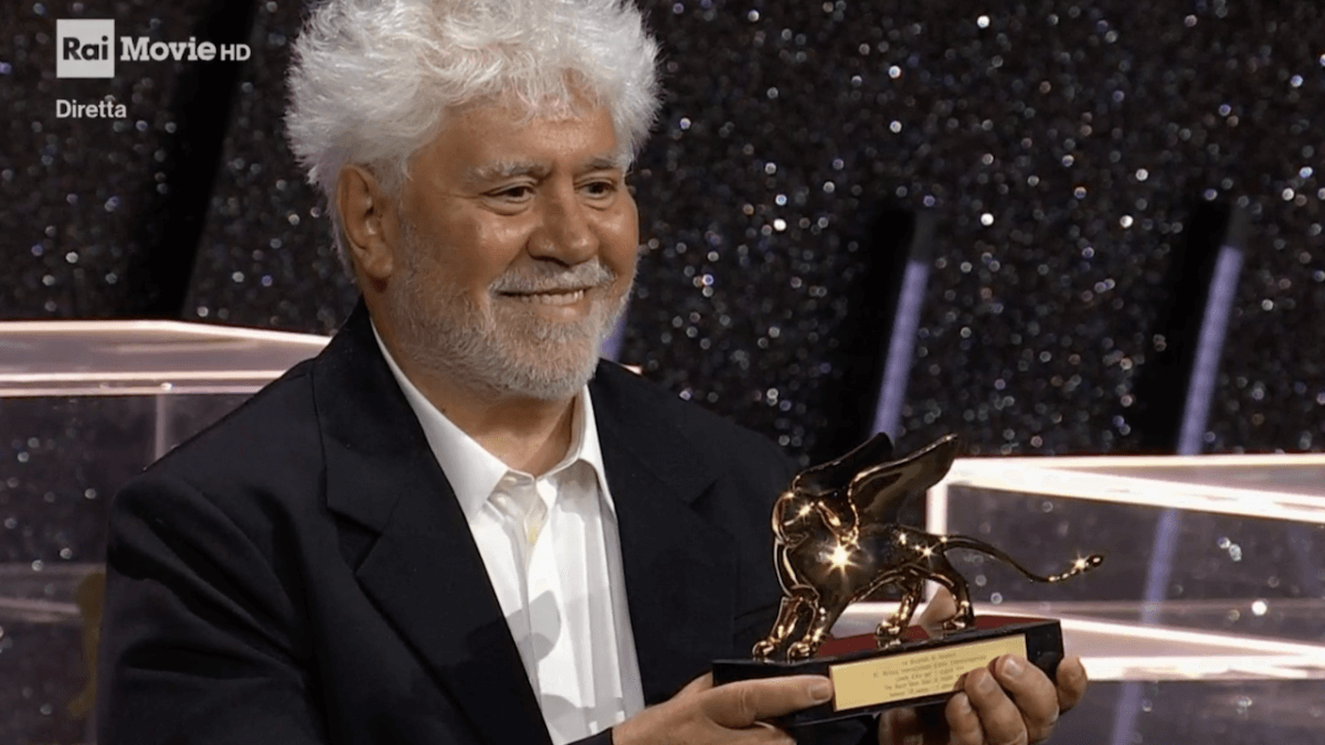 Pedro Almodovar: “La destra è tornata a mostrare il suo volto, orrendo, oscuro, feroce. A rischio le libertà conquistate”