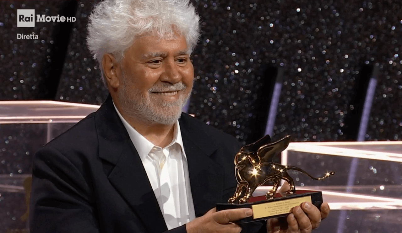 Pedro Almodovar: “La destra è tornata a mostrare il suo volto, orrendo, oscuro, feroce. A rischio le libertà conquistate”
