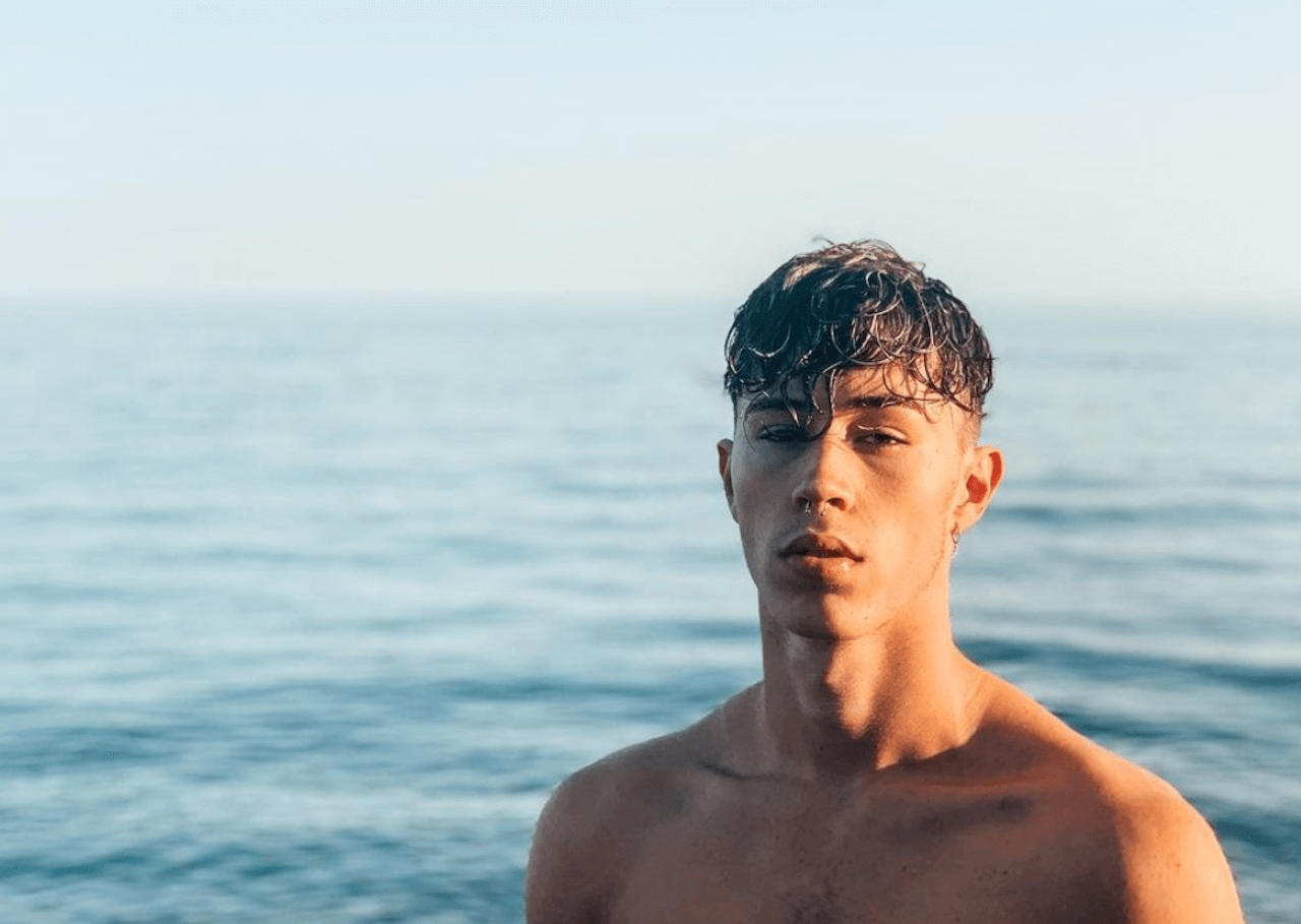 Respira, non solo Manu Rios. Ecco tutti gli attori della nuova serie ideata dal creatore di Elite - Rafa Verdugo 1 - Gay.it