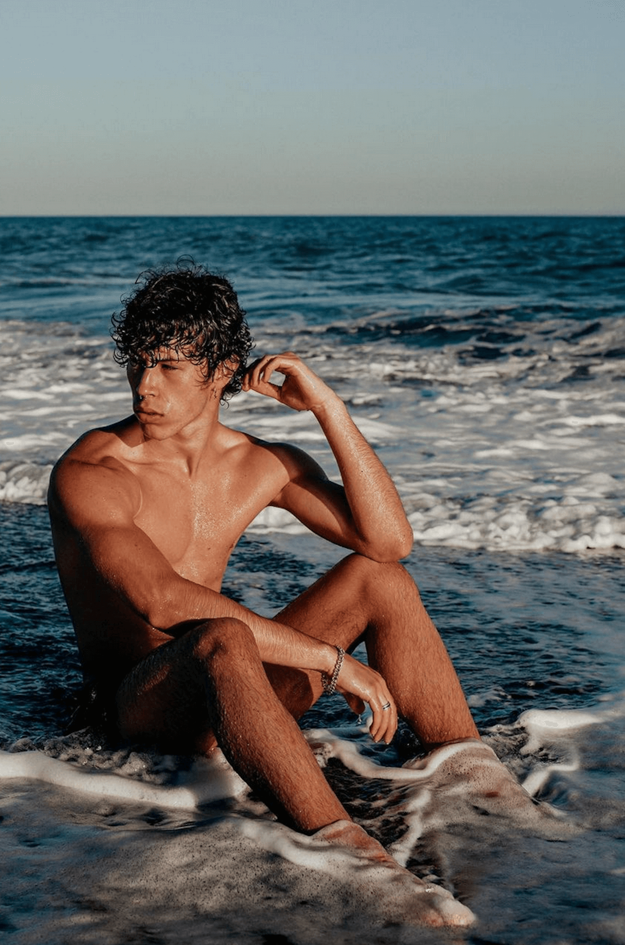 Respira, non solo Manu Rios. Ecco tutti gli attori della nuova serie ideata dal creatore di Elite - Rafa Verdugo 3 - Gay.it