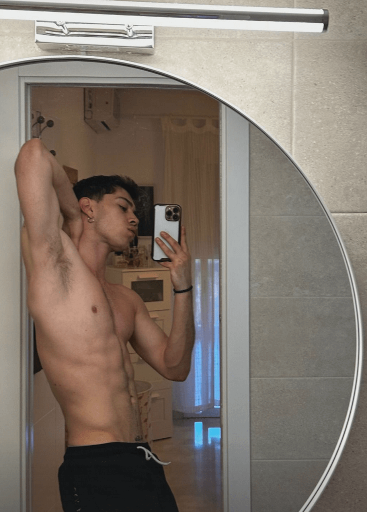 Respira, non solo Manu Rios. Ecco tutti gli attori della nuova serie ideata dal creatore di Elite - Rafa Verdugo 4 - Gay.it