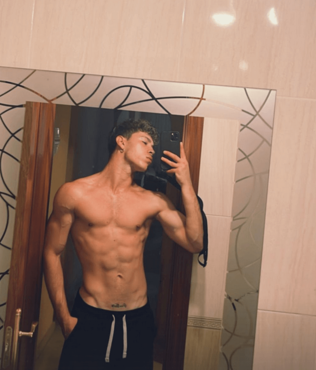 Respira, non solo Manu Rios. Ecco tutti gli attori della nuova serie ideata dal creatore di Elite - Rafa Verdugo 5 - Gay.it