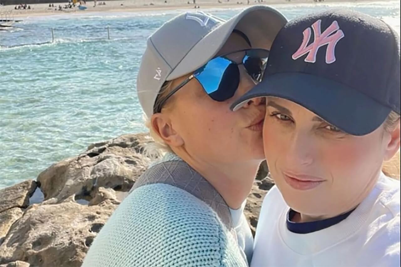 Rebel Wilson ha sposato Ramona Agruma, matrimonio in Sardegna - Rebel Wilson ha sposato Ramona Agruma - Gay.it