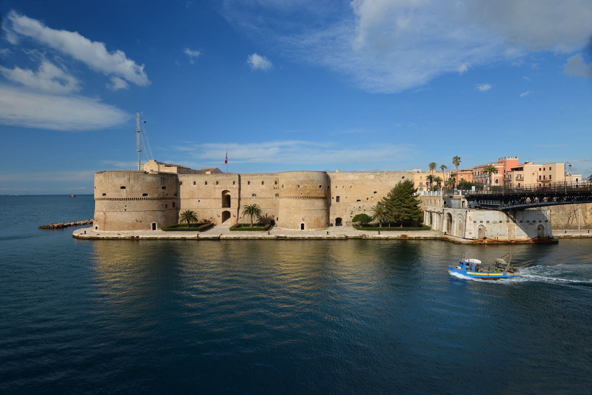 Puglia, echi di eternità: itinerari alla scoperta di una terra millenaria - Taranto Castello Aragonese ph C.E. Bevilacqua 4 - Gay.it