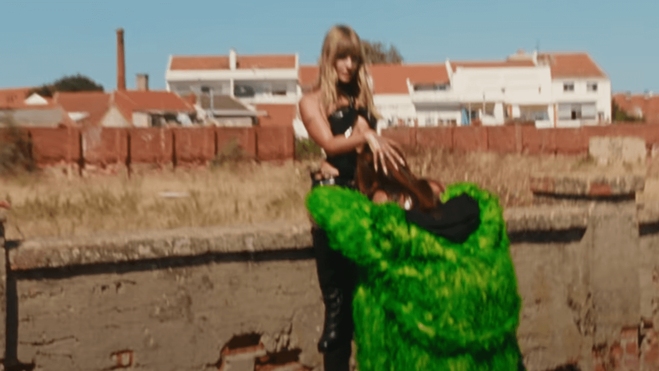 Victoria De Angelis Anitta "Get up b**ch"