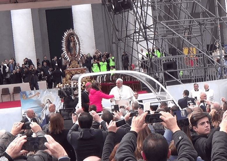 bergoglio_napoli_dalmata1