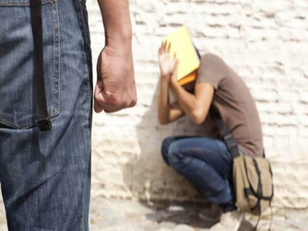 Bologna, 29enne preso a schiaffi: "Fr*cio, ricch**ne", insulti omofobi e aggressione con spray urticante - bullismo omofobico 1 - Gay.it