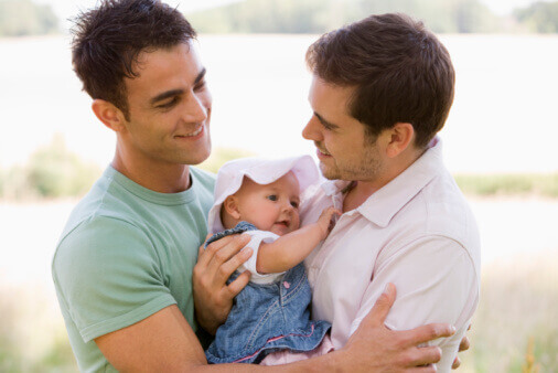 Family Day, un vero uomo non cambia i pannolini - coppia gay 2 - Gay.it