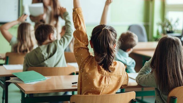 "A scuola per conoscerci" è il progetto di educazione sessuale e affettiva LGBTI nelle scuole attivo in Friuli dal 2013: scopriamo cos'è e perché la propaganda "anti-gender" della destra non sta in piedi.