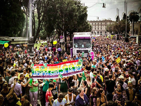 gay_azione3