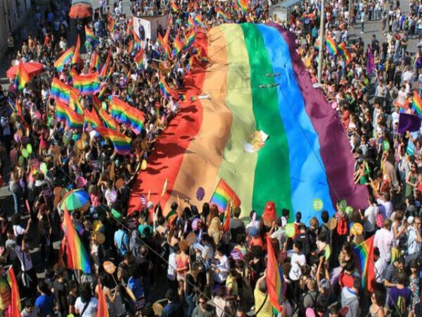 Gay Pride 2.0: serve ancora sventolare bandiere e aggirarci in deshabillé? - gay pride 1 - Gay.it