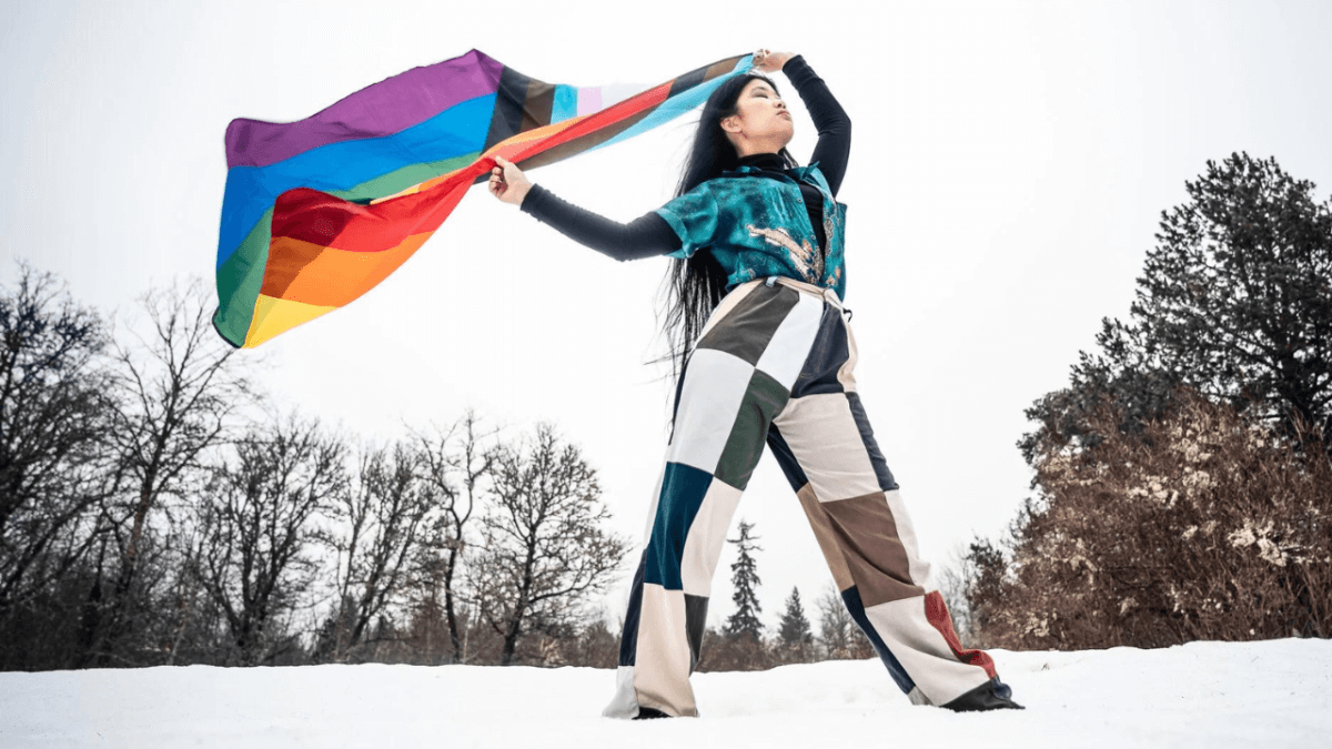 Chi è Kai Mata, la prima cantautrice lesbica indonesiana a fare coming out e a sfidare le persecuzioni per i diritti LGBTQ+